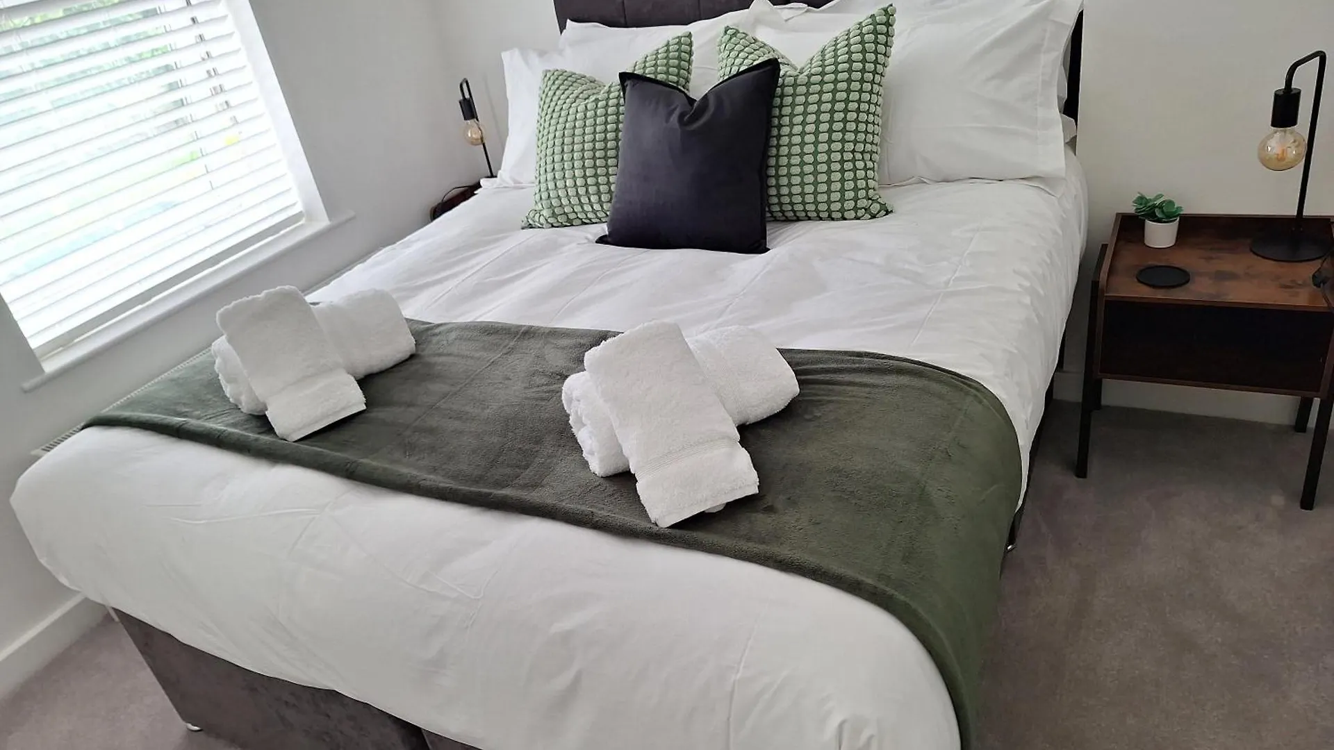 The Lodge - Comfortable, Stylish, 3 Bedroom Home With 3-6 Beds Near Utilita Arena - Free Parking Sheffield 0*,